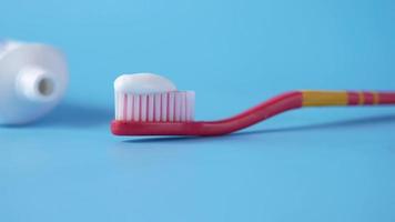 close-up de escova de dentes com creme dental video