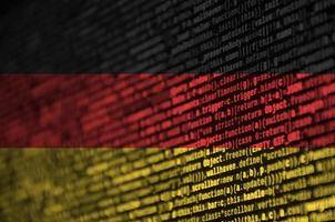 la bandera de alemania se representa en la pantalla con el código del programa. el concepto de tecnología moderna y desarrollo de sitios foto
