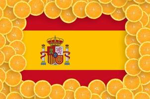 bandera de españa en marco de rodajas de cítricos frescos foto