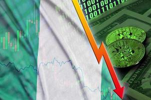 bandera de nigeria y tendencia de caída de criptomonedas con dos bitcoins en billetes de dólar y visualización de código binario foto