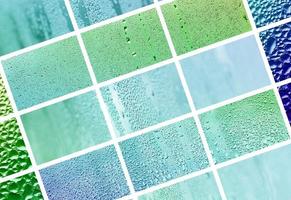 un collage de muchos fragmentos diferentes de vidrio, decorado con gotas de lluvia del condensado. tonos primaverales con colores verde y azul foto