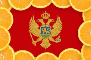 bandera de montenegro en marco de rodajas de cítricos frescos foto