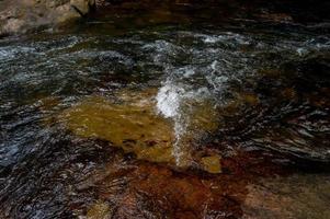 cascada natural, río de hombro, a través de la cima de la montaña foto