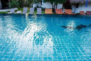 la hermosa piscina junto al mar es para los turistas a los que les gusta nadar. foto