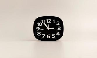 reloj negro sobre fondo gris, concepto de tiempo que importa para la vida y el trabajo. foto