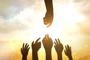silueta de manos en el fondo del atardecer, concepto de ayuda, esperanza y apoyo mutuo, paz gracias por su apoyo día internacional de la paz desarrollar amistad por favor ayúdenme foto