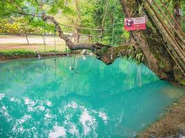 vangvieng.lao-10 de diciembre de 2017. hermosa naturaleza y aguas cristalinas de la laguna azul en la cueva de pukham ciudad de vangvieng lao. ciudad de vangvieng la famosa ciudad de destino de vacaciones en lao. foto