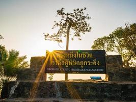 felicitaciones al conquistador de phukradueng en la cima del parque nacional de la montaña phu kradueng en la ciudad de loei, tailandia. parque nacional de la montaña phu kradueng el famoso destino turístico foto