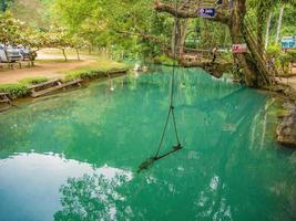 vangvieng.lao-10 de diciembre de 2017. hermosa naturaleza y aguas cristalinas de la laguna azul en la cueva de pukham ciudad de vangvieng lao. ciudad de vangvieng la famosa ciudad de destino de vacaciones en lao. foto
