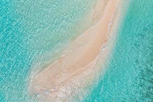 relajante playa aérea, banner de paisaje mediterráneo tropical de vacaciones de verano. las olas surfean la increíble laguna azul del océano, la costa de la costa del mar. hermosa vista superior de drones aéreos. playa tranquila, surf junto al mar foto