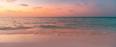 primer plano de la playa de arena de mar. paisaje panorámico de la playa. inspirar el horizonte del paisaje marino de la playa tropical. cielo de puesta de sol de sueño dorado, calma, tranquilidad, sol relajante, olas de la costa de verano. banner de vacaciones de viajes de vacaciones foto