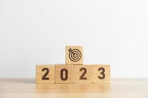 Bloque 2023 con icono de tablero de dardos. conceptos de objetivo, objetivo, resolución, estrategia, plan, acción, misión, motivación y comienzo de año nuevo foto