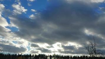 Bunte Wolken fliegen über das Dorf video