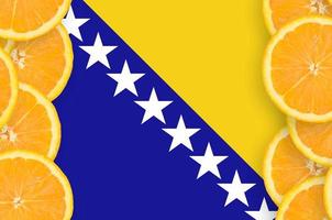 bandera de bosnia y herzegovina en marco vertical de rodajas de cítricos foto