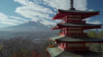 Vidéo 4k uhd de la pagode chureito, japon le matin avec le mont fuji en arrière-plan. video