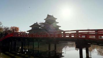 castillo de matsumoto en otoño en la ciudad de matsumoto, nagano, japón. video