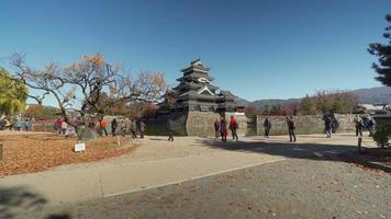 2019-11-17 matsumoto, japón. castillo de matsumoto en otoño en la ciudad de matsumoto, nagano, japón. video