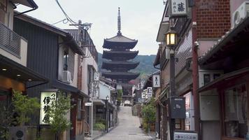 2019-11-24 kyoto, japão. yasaka pagode é um marco famoso na ala de higashiyama, cidade de kyoto, japão. video