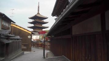 2019-11-24 Kyoto, Japan. die yasaka-pagode ist ein berühmtes wahrzeichen im bezirk higashiyama, stadt kyoto, japan. video