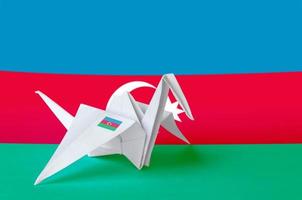 bandera de azerbaiyán representada en el ala de la grúa de origami de papel. concepto de artes hechas a mano foto