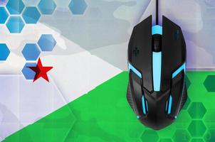 bandera de djibouti y ratón de computadora. concepto de país que representa al equipo de deportes electrónicos foto