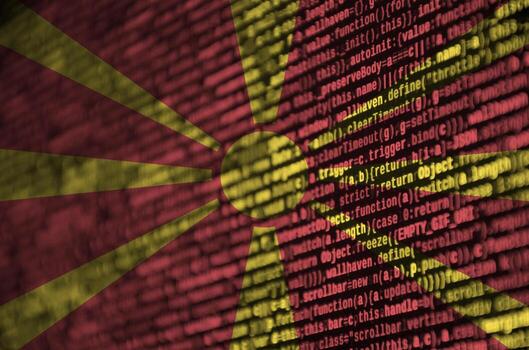 la bandera de macedonia se representa en la pantalla con el código del programa. el concepto de tecnología moderna y desarrollo de sitios foto