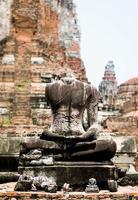 antiguas estatuas de buda y pagodas de wat phra ram, ayutthaya, tailandia. es un sitio antiguo y una atracción turística. foto