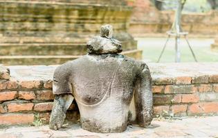 antiguas estatuas de buda y pagodas de wat phra ram, ayutthaya, tailandia. es un sitio antiguo y una atracción turística. foto