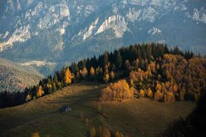 un encantador paisaje montañoso en las montañas bucegi, cárpatos, rumania. naturaleza otoñal en moeciu de sus, transilvania foto