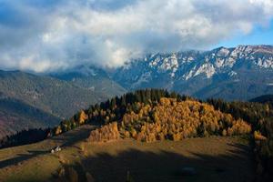 un encantador paisaje montañoso en las montañas bucegi, cárpatos, rumania. naturaleza otoñal en moeciu de sus, transilvania foto