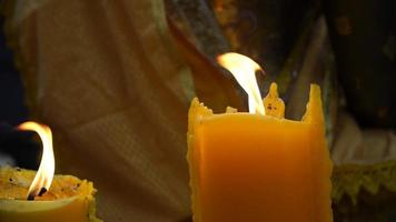 les flammes des bougies illuminent le jour du carême bouddhiste video