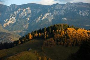 un encantador paisaje montañoso en las montañas bucegi, cárpatos, rumania. naturaleza otoñal en moeciu de sus, transilvania foto