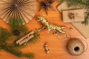 piso de navidad con una figura de tigre y decoración hecha a mano con papel artesanal. foto