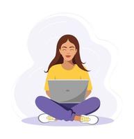 la mujer está sentada con la computadora portátil. ilustración conceptual para trabajar, trabajar independientemente, estudiar, educar, trabajar desde casa. ilustración vectorial en estilo de dibujos animados plana vector