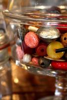tazón de vidrio lleno de coloridos botones antiguos foto