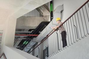 ingeniero trabajador en casco con seguridad con tableta con pantalla táctil. trabaja en la fábrica de fabricación de la industria pesada. foto