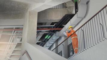 ingeniero o capataz sosteniendo una tableta. sitio de ingeniería de detalles de trabajo y trabajo con concepto de tecnología. foto