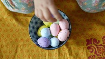 Oeufs de pâques colorés dans un bol video