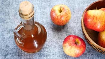 appel cider azijn, een kom met appels, appel sap video