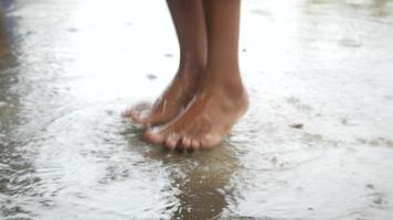 pieds nus sous la pluie video