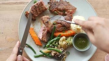 un' equilibrato pranzo piatto, carne e verdure video