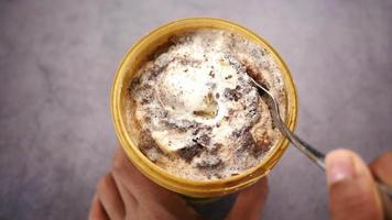comendo sorvete com uma colher, vista superior video