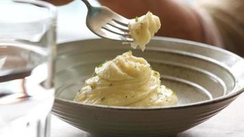 mantequilla de ajo, puré de patatas en un plato video