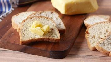 Butter auf geschnittenes Brot geben video