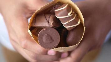 sac en papier plein de bonbons au chocolat, bonbons video