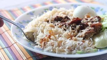 plato de arroz, con carne, huevo y ensalada video