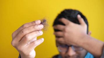 uomo detiene su perso capelli e strofina testa video