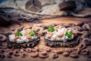 ensalada con cangrejos frescos del mar del norte foto