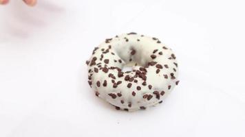 donut cubierto de chispas de chocolate y vainilla video