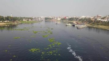 dhaka, bangladesh, 23 de junio, vista de ángulo alto del río buriganga y barcos video